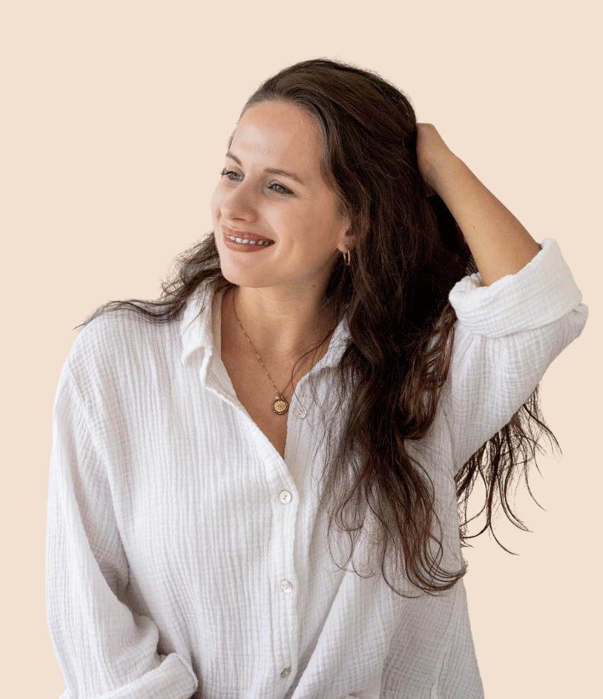 Brünette Frau lacht fröhlich vor farbigem Hintergrund mit weißer Bluse: stressfrei war gestern